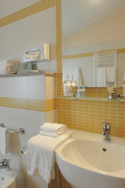 Hotel Plazza Porcari Bagian luar foto