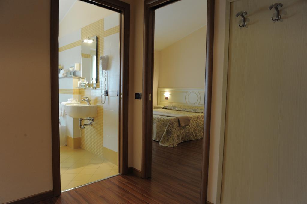 Hotel Plazza Porcari Bagian luar foto