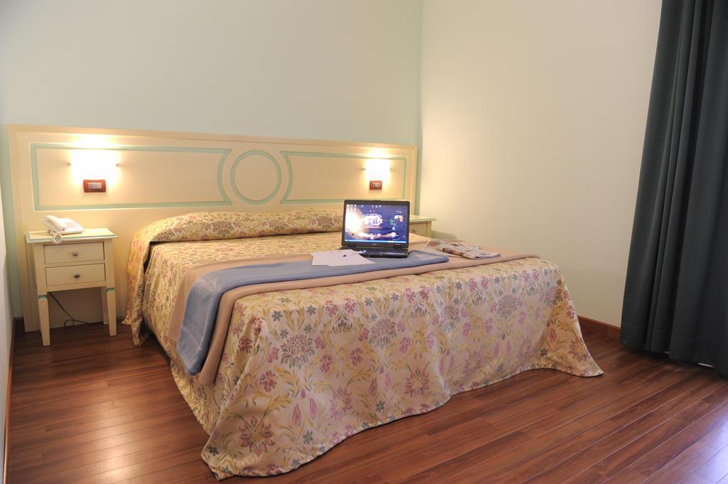 Hotel Plazza Porcari Bagian luar foto