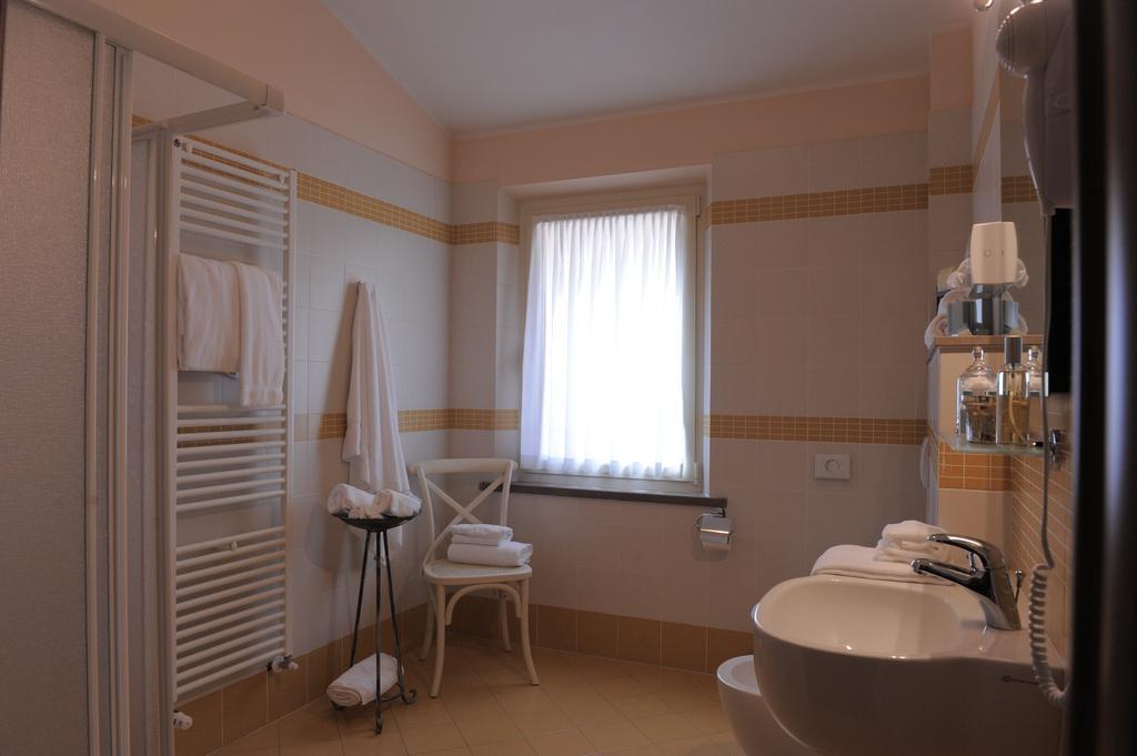 Hotel Plazza Porcari Bagian luar foto
