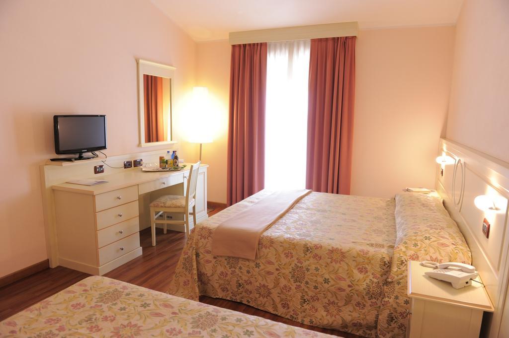 Hotel Plazza Porcari Bagian luar foto