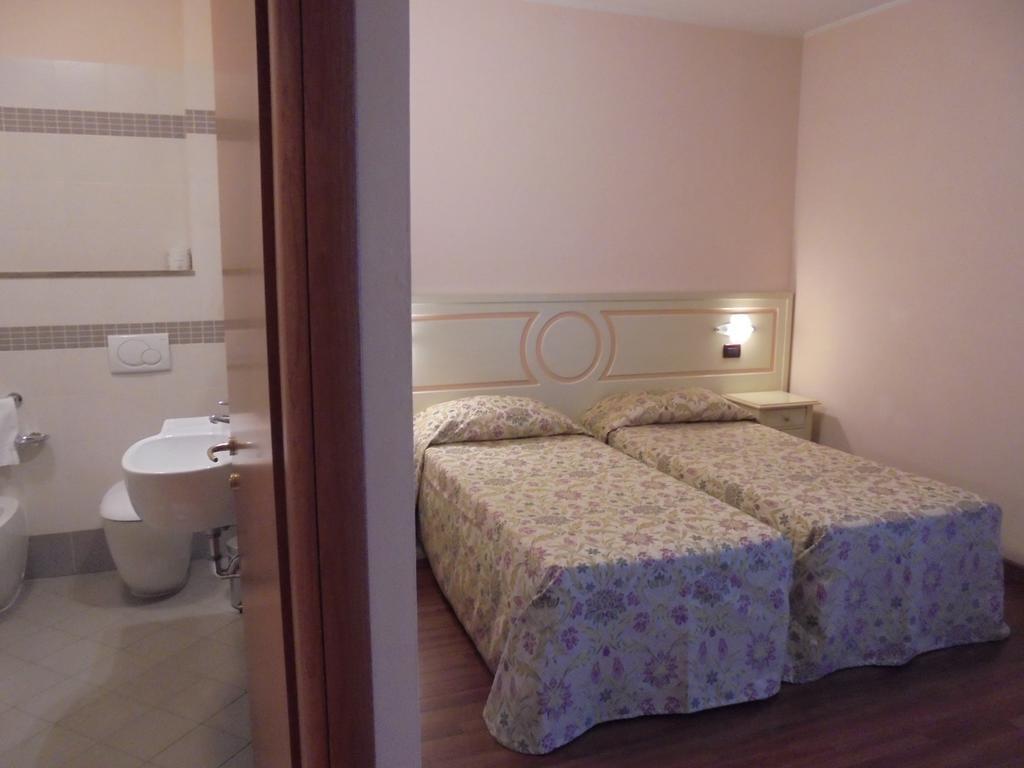 Hotel Plazza Porcari Bagian luar foto