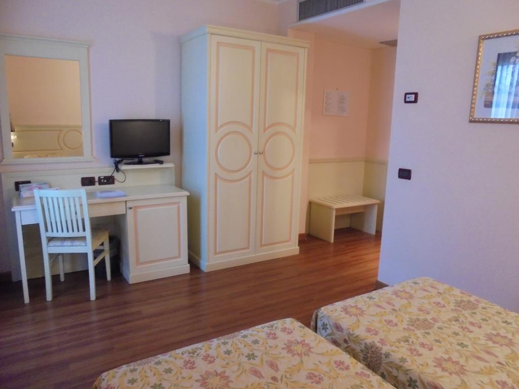 Hotel Plazza Porcari Bagian luar foto
