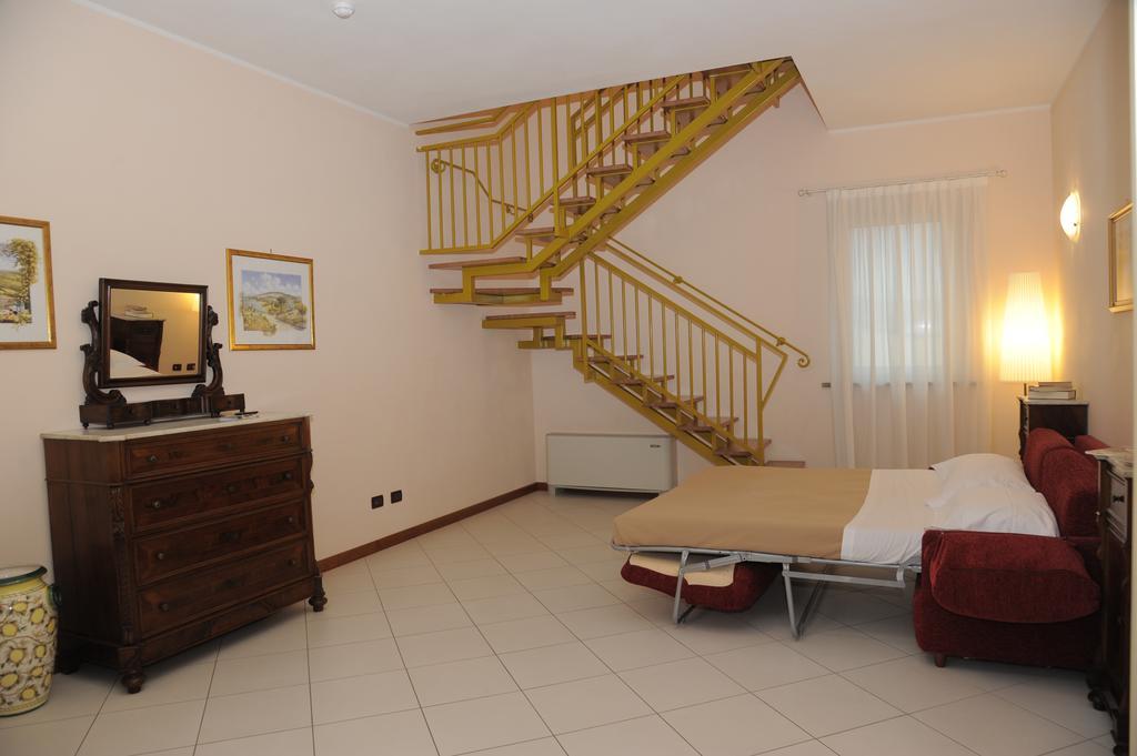 Hotel Plazza Porcari Bagian luar foto