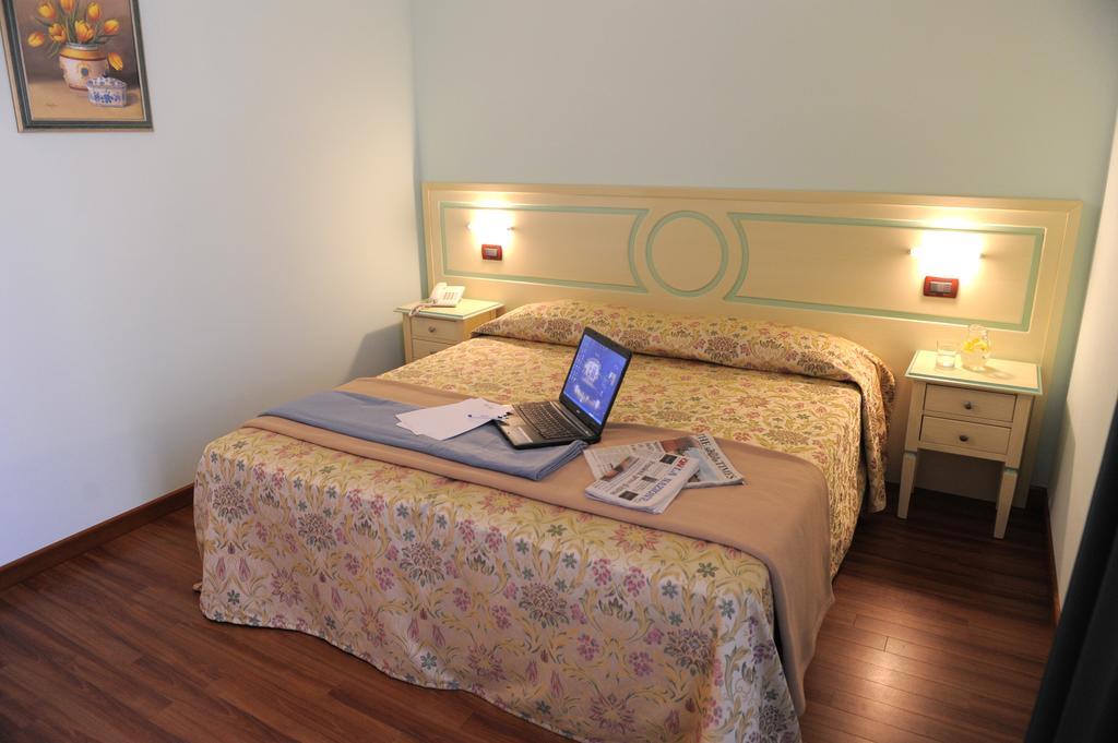 Hotel Plazza Porcari Bagian luar foto