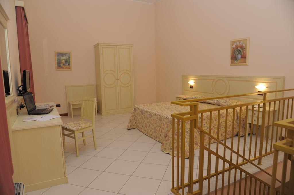 Hotel Plazza Porcari Bagian luar foto
