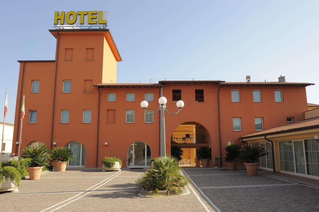 Hotel Plazza Porcari Bagian luar foto