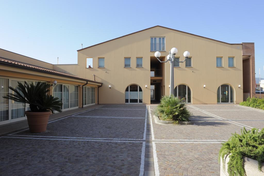 Hotel Plazza Porcari Bagian luar foto