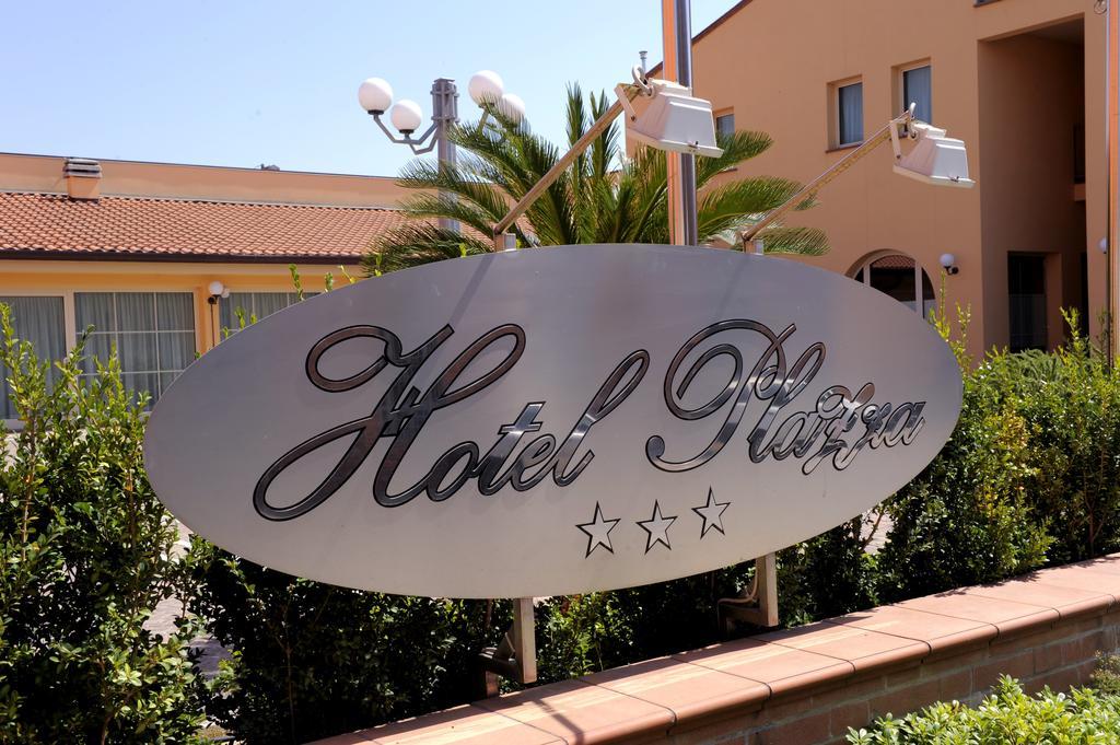 Hotel Plazza Porcari Bagian luar foto