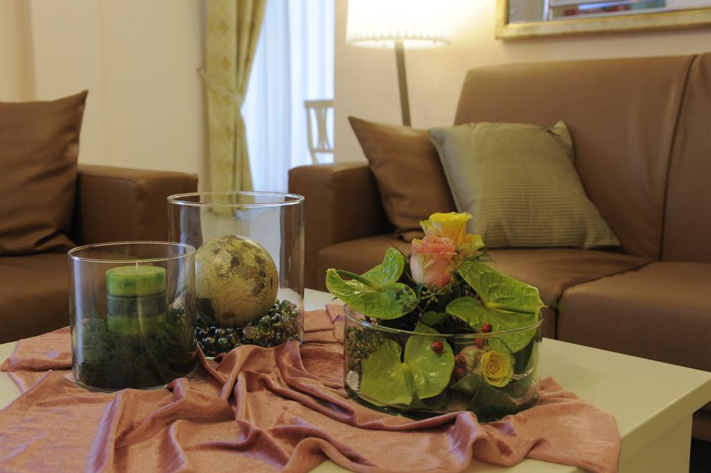 Hotel Plazza Porcari Bagian luar foto