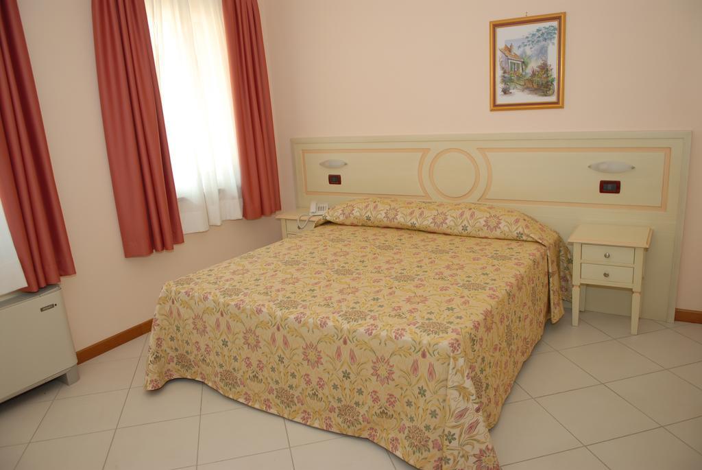 Hotel Plazza Porcari Bagian luar foto