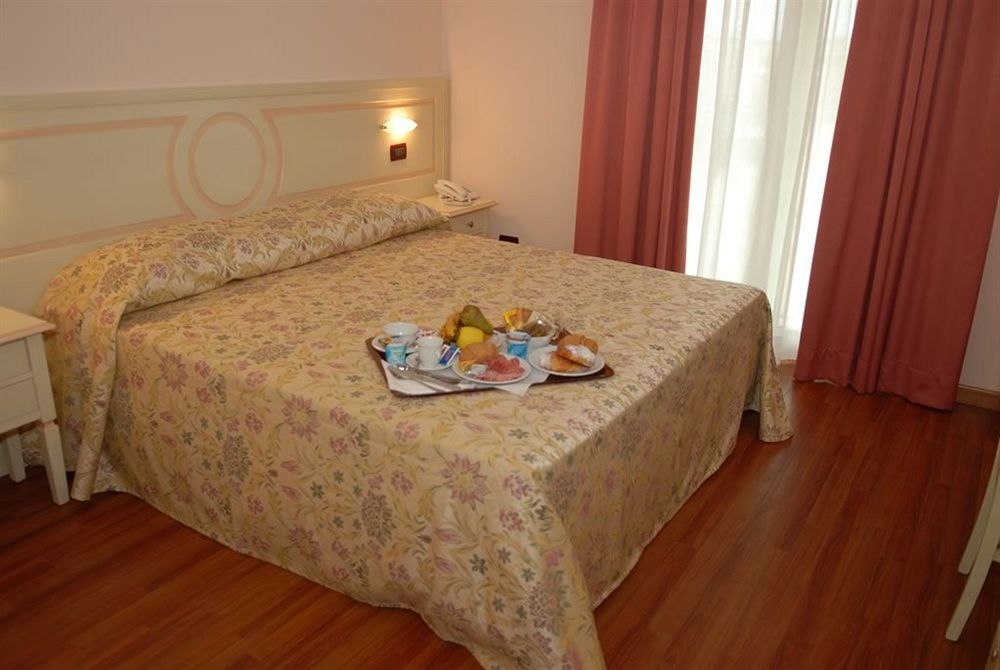 Hotel Plazza Porcari Bagian luar foto