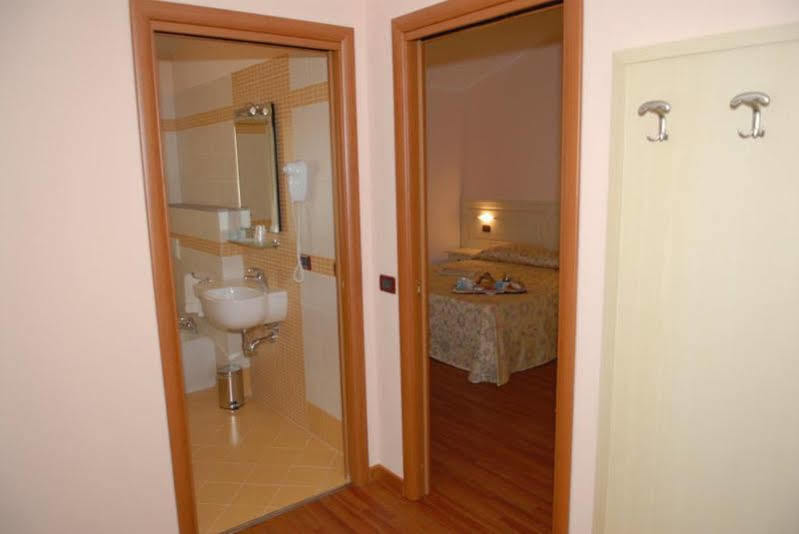 Hotel Plazza Porcari Bagian luar foto