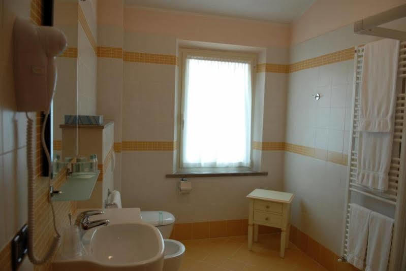 Hotel Plazza Porcari Bagian luar foto
